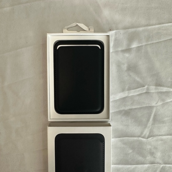 Apple iPhone Leather Wallet with MagSafe - Black - Picture 4 of 4